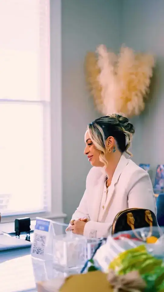 Yaima Clausell en su oficina durante una jornada de trabajo.