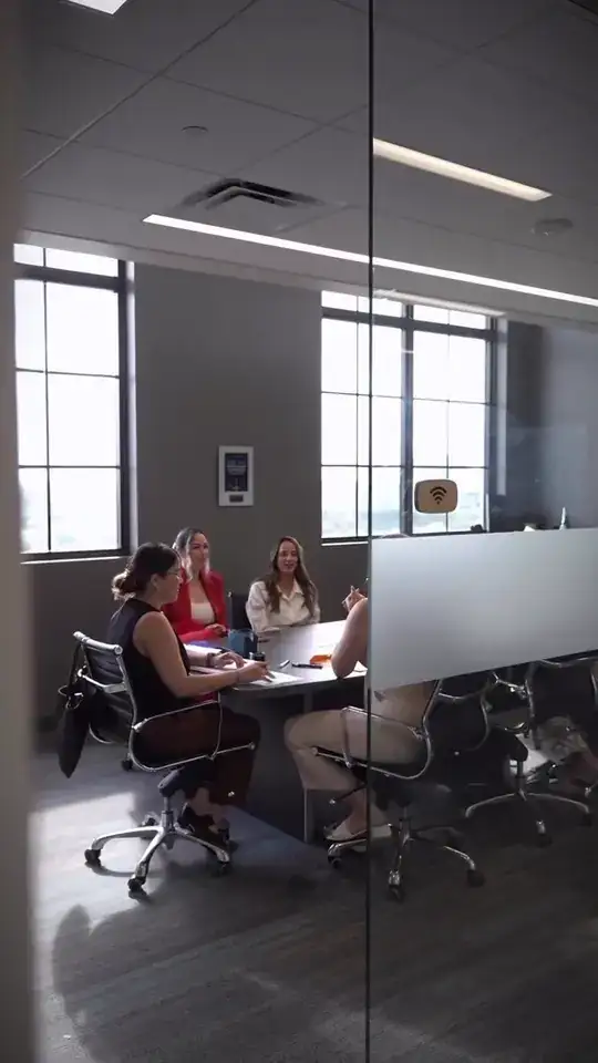 Reunión de cierre alrededor de la mesa.
